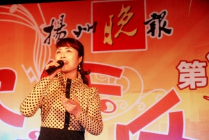 扬剧一级演员赵紫君连唱两曲。