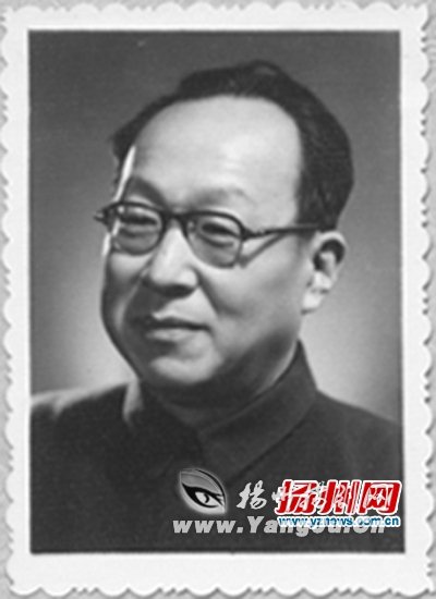 吴白��1962年在南京中山路环球照相馆留影